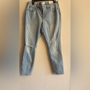 NWT. Universal thread jeans mid rise curvy skinny Faded blue distressed size 14